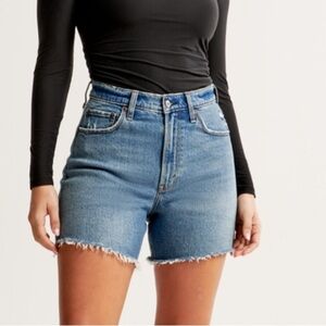 5in 13 cm
MEDIUM
Curve Love High Rise Dad Short ABERCROMBIE jorts